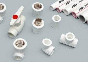 Raccords de tuyaux en plastique