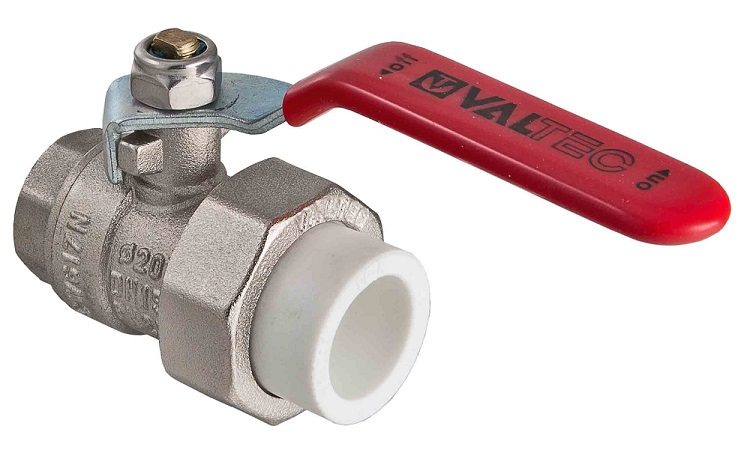 Les robinets sont nécessaires pour fermer l'eau en cas d'accident ou de remplacement de tuyau. Raccords de tuyaux en plastique