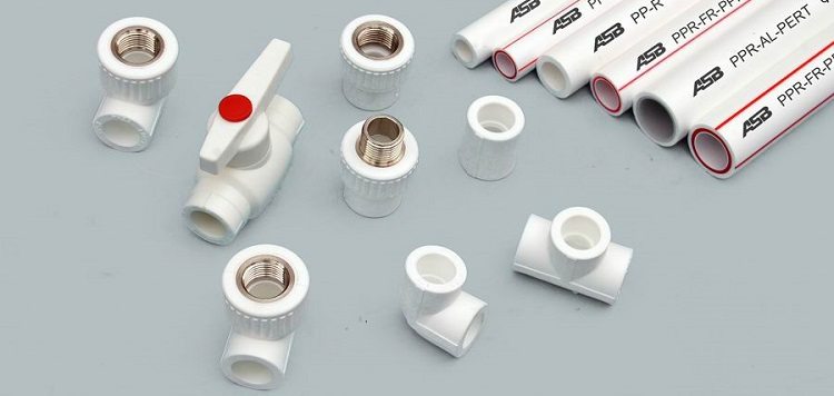 Les raccords pour tuyaux en plastique se présentent sous différentes formes, types et usages Raccords de tuyaux en plastique