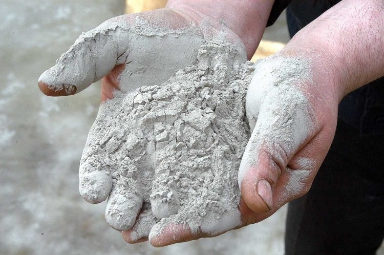 L'expansion du ciment remplacera avec succès les mastics spéciaux Comment sceller un tuyau d'égout
