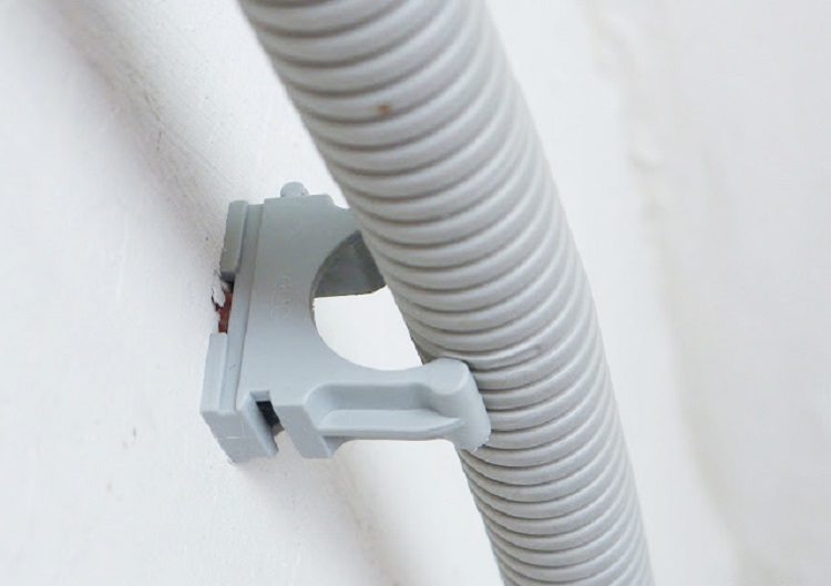 Les clips sont fixés au mur avec des chevilles et maintiennent les tuyaux en toute sécurité Fixation de tuyaux en polypropylène au mur