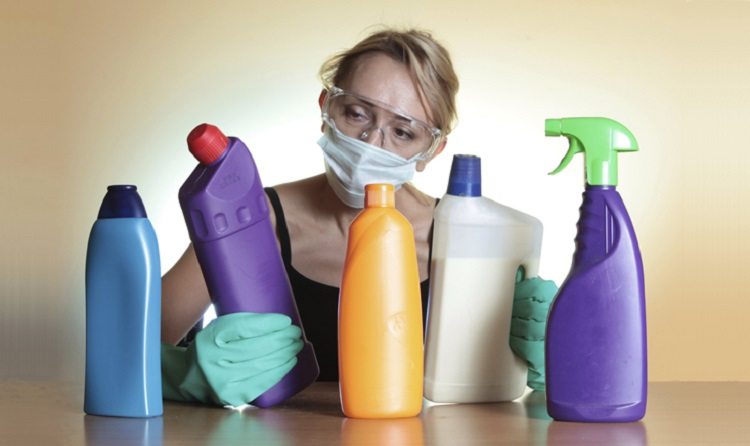 Les obstructions dans la salle de bain et dans la cuisine ne sont pas causées par les mêmes raisons, par conséquent, les moyens doivent être différents dans chaque cas ce qui est mieux pour nettoyer les tuyaux d'égout