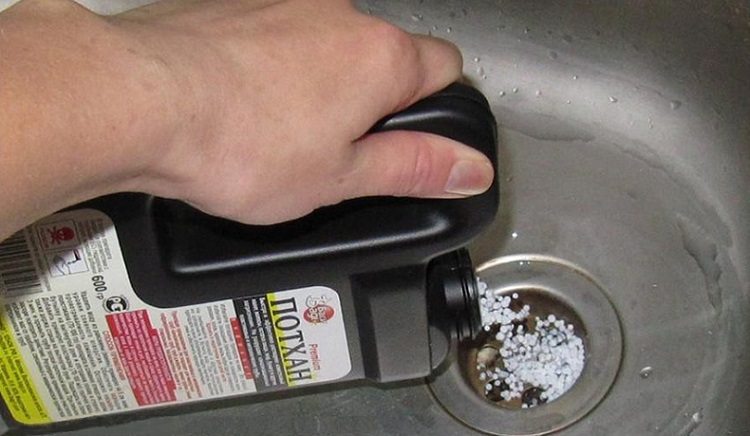 Pour le nettoyage des tuyaux en acier, il est préférable de choisir un agent granulaire. ce qui est mieux pour nettoyer les tuyaux d'égout