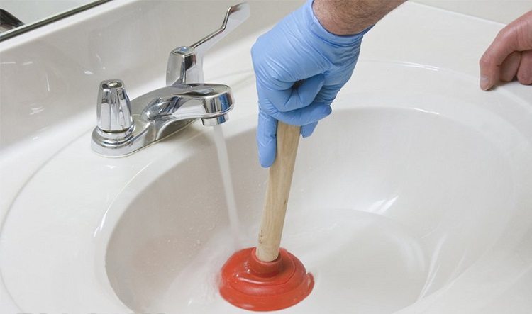 Le piston est l'outil le plus simple et le plus rapide pour nettoyer les tuyaux, mais il n'est pas toujours adapté ce qui est mieux pour nettoyer les tuyaux d'égout