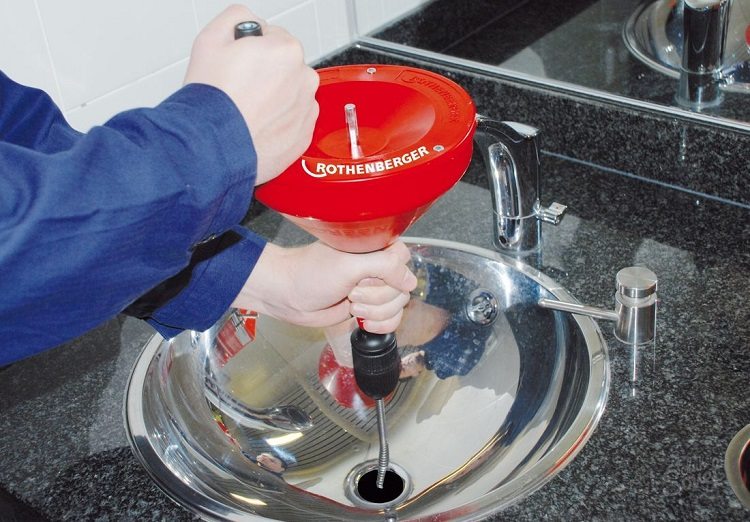 Lorsque les produits chimiques sont impuissants, vous devez utiliser des méthodes de nettoyage mécaniques ce qui est mieux pour nettoyer les tuyaux d'égout