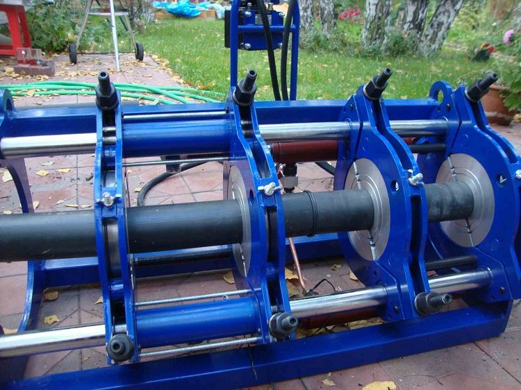 Soudage bout à bout de tuyaux en polyéthylène sur un chantier de construction Tubes de pression en polyéthylène