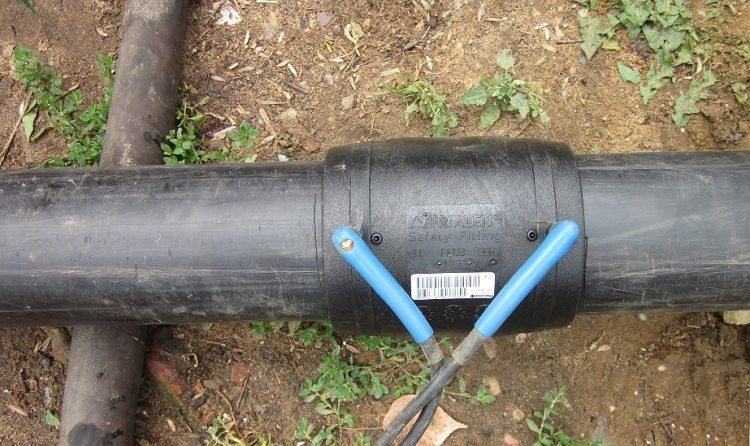 Installation de canalisation à l'aide d'un manchon électrique Tubes de pression en polyéthylène
