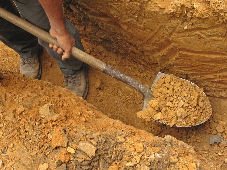Préparation d'une tranchée pour la pose de tuyaux d'égout Tubes de pression en polyéthylène