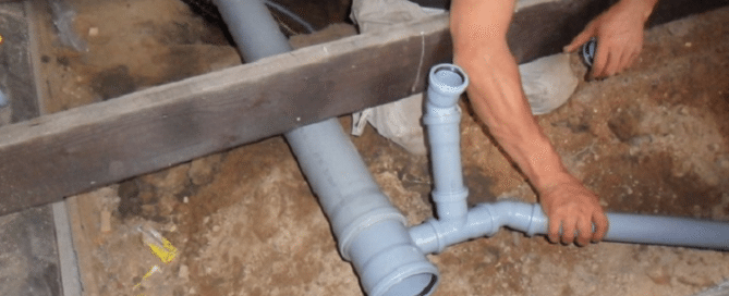 Insert de tuyau bricolage dans un tuyau d'égout en plastique