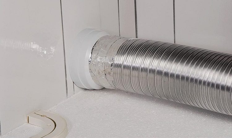 Fixez le tuyau au mur avec un manchon en plastique Tuyau ondulé pour la ventilation