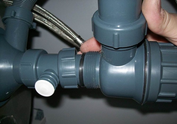 Souvent, un blocage se forme dans le siphon, il doit donc être vérifié en premier comment nettoyer les tuyaux d'égout à la maison