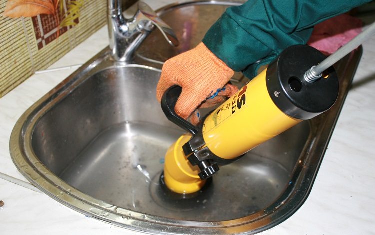 Le nettoyage des tuyaux avec une machine spéciale est un moyen efficace et rapide de se débarrasser du colmatage. comment nettoyer les tuyaux d'égout à la maison