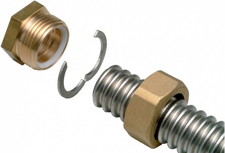 Le raccord fileté relie les tuyaux en toute sécurité, mais le filetage devra être serré avec une clé Raccords de tuyaux en acier inoxydable ondulé