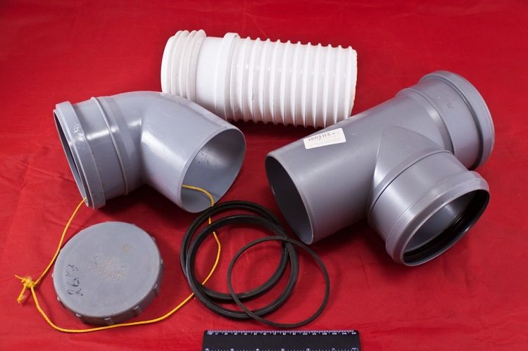 Pour l'installation des eaux usées des tuyaux en PVC, des éléments supplémentaires sont nécessaires raccords pour tuyaux d'égout