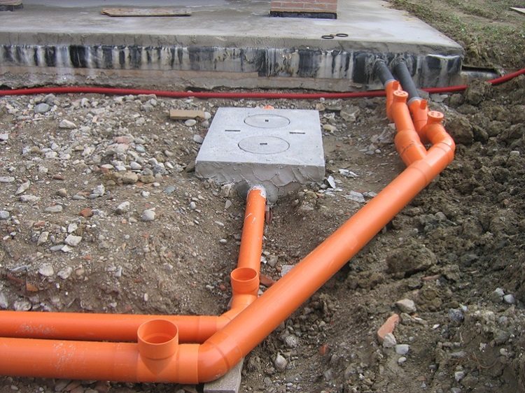 Il existe des tuyaux spéciaux pour les eaux usées externes et ils diffèrent de ceux conçus pour les systèmes internes. raccords pour tuyaux d'égout