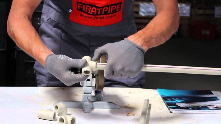 Le soudage des tuyaux avec un fer à souder peut être effectué indépendamment sans compétences particulières. Raccords pour tuyaux en polypropylène