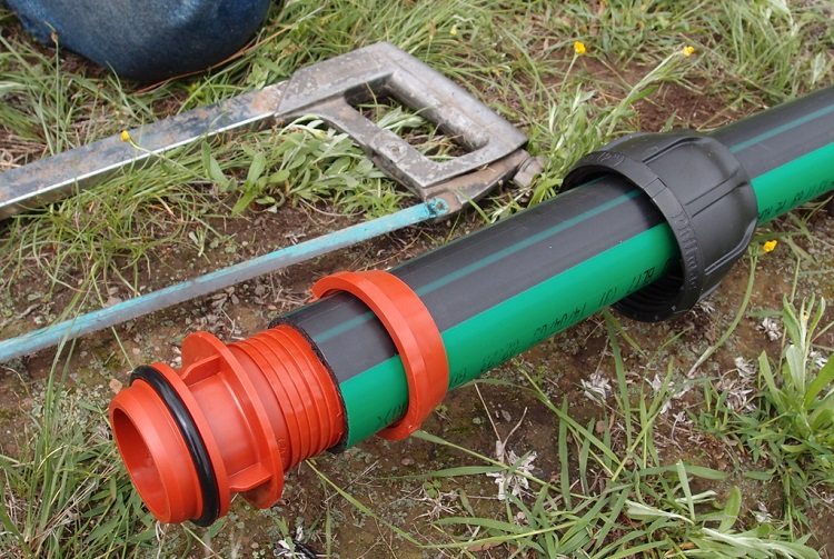 Les raccords à compression peuvent être montés sans outils Raccords à compression pour tuyaux en polyéthylène