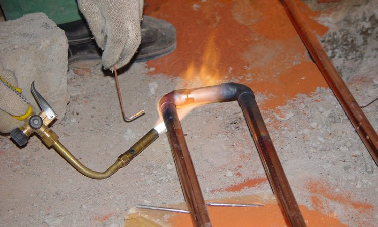 Pour le soudage traditionnel, vous devez disposer d'un équipement spécial et d'une expérience en soudage Soudage à froid pour tuyaux de chauffage