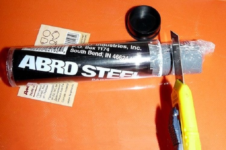 Le soudage à froid est une masse plastique qui assure une connexion étanche des tuyaux Soudage à froid pour tuyaux de chauffage