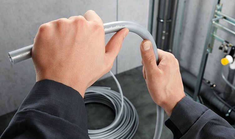 Les tuyaux en plastique sont faciles à plier, à couper et à assembler Pose par vous-même de tuyaux en plastique pour conduites d'eau