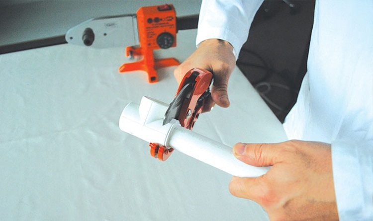 Pour l'installation des tuyaux, vous aurez besoin d'outils spéciaux Installation de tuyaux d'eau à faire soi-même à partir de tuyaux en polypropylène