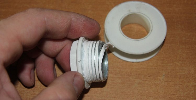 S'il est nécessaire de sceller davantage la connexion des pièces, vous pouvez utiliser du ruban FUM Installation de tuyaux d'eau à faire soi-même à partir de tuyaux en polypropylène