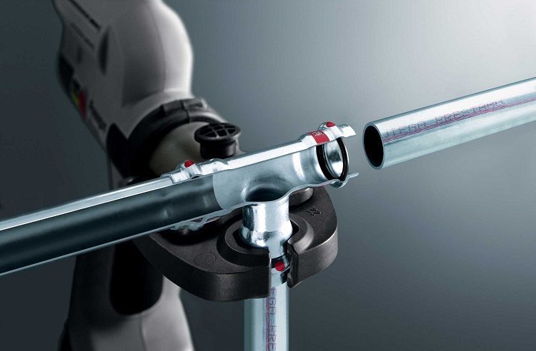 Les raccords à sertir sont fixés avec des outils spéciaux manchon à sertir pour tubes en acier