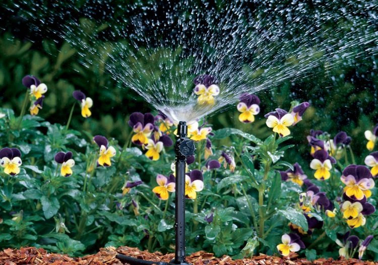 Les tuyaux en PVC conviennent pour résoudre divers problèmes à l'intérieur de la maison et dans le jardin Accouplement pour tuyaux PVC