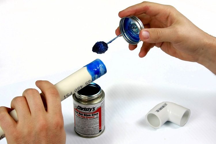 Pour une connexion fiable des tuyaux en PVC au raccord, une colle spéciale est utilisée Accouplement pour tuyaux PVC