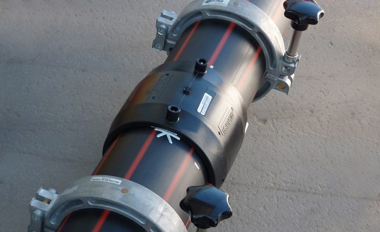 L'utilisation de raccords à électrofusion relie les deux tuyaux du même type et à partir de matériaux différents Raccords électrosoudés pour tuyaux en polyéthylène
