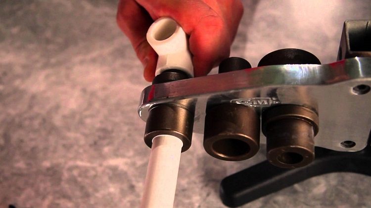 Il ne faut que quelques minutes pour chauffer les tuyaux avec un fer à souder équipement pour le soudage de tuyaux en polypropylène