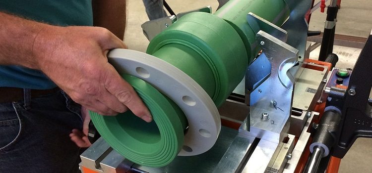 La connexion des tuyaux en polyéthylène est amovible et monobloc Connexion de tuyaux en polyéthylène