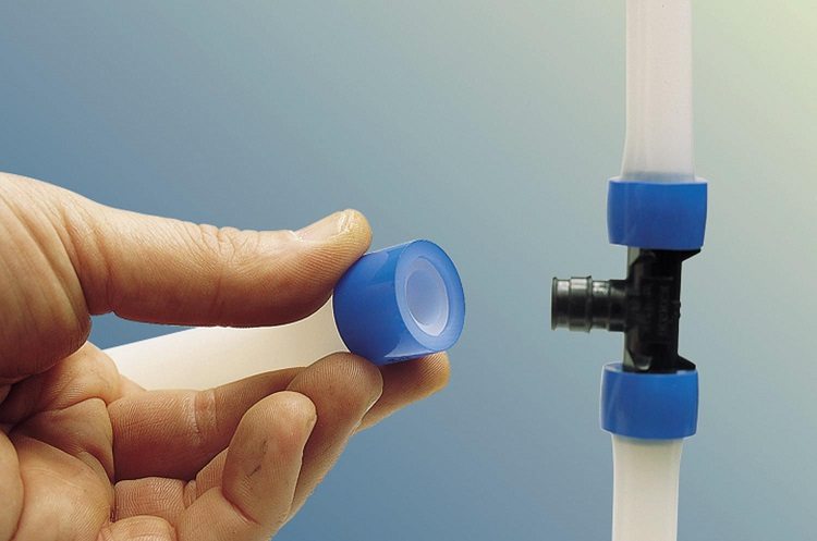 Une connexion de tuyau détachable peut être obtenue en installant un manchon simple à la jonction Connexion de tuyaux en polyéthylène