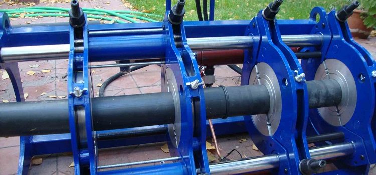 Le soudage bout à bout est effectué à l'aide d'une unité de soudage mécanique ou hydraulique Connexion de tuyaux en polyéthylène