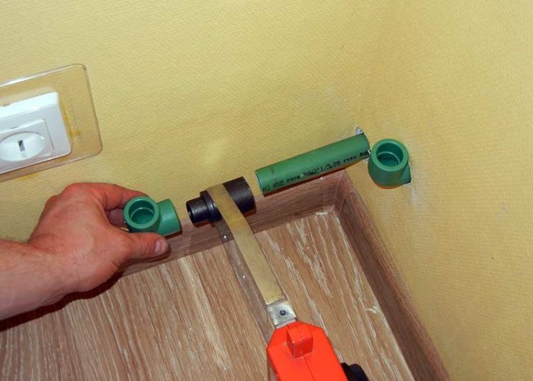 Un radiateur compact est utilisé pour souder de petits tuyaux. Soudage de tuyaux en plastique