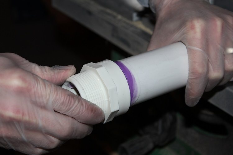 La méthode de soudage à froid consiste à assembler des pièces à l'aide d'une colle spéciale Soudage de tuyaux en plastique