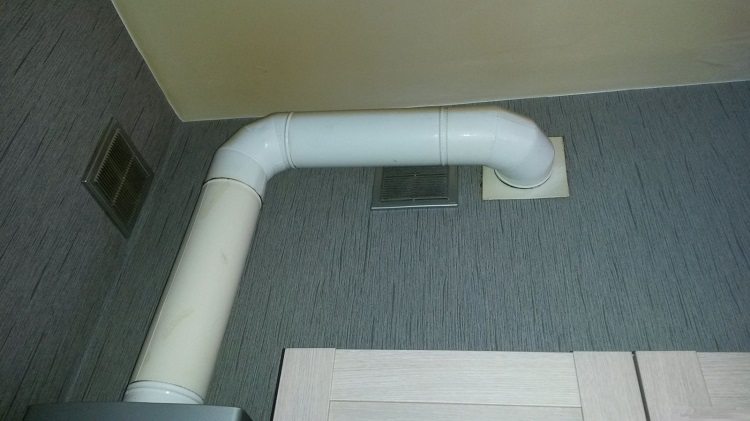 Le tuyau d'échappement doit avoir un minimum de tours et d'angles Tuyau d'échappement pour un geyser