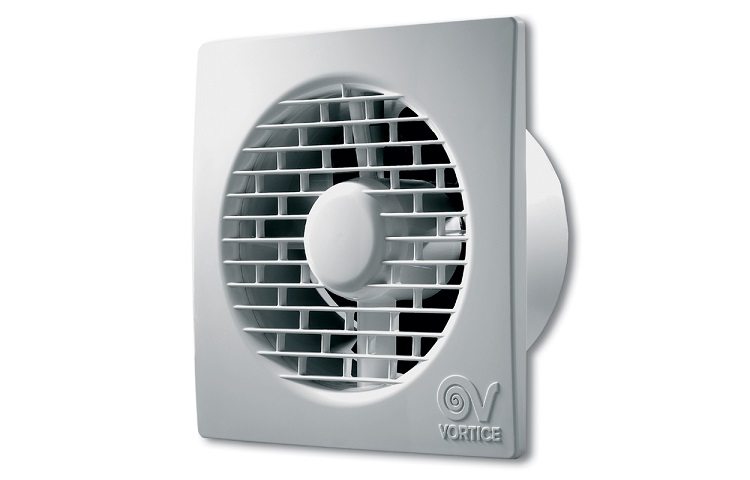 Pour une ventilation forcée, un ventilateur d'extraction doit être installé dans le système ventilation par bricolage à partir de tuyaux d'égout