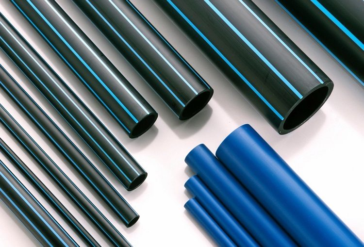 Pour un placement à de grandes profondeurs, il est préférable d'utiliser des tuyaux en HDPE, ils sont capables de résister à une forte pression du sol profondeur de pose de la conduite d'eau