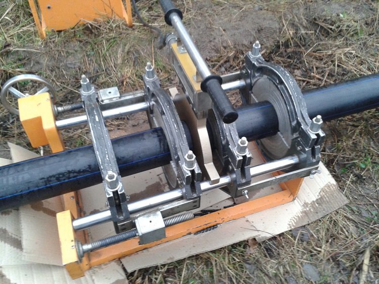 Il est préférable de souder les tuyaux pour l'alimentation en eau souterraine afin que la connexion soit monobloc profondeur de pose de la conduite d'eau
