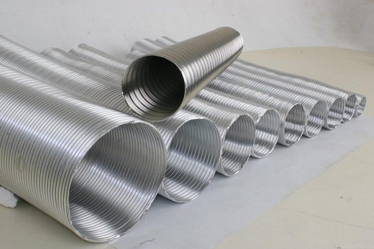 Selon la capacité de la chaudière ou du four, un tuyau ondulé d'un diamètre plus ou moins grand est sélectionné Ondulation en acier inoxydable pour cheminée