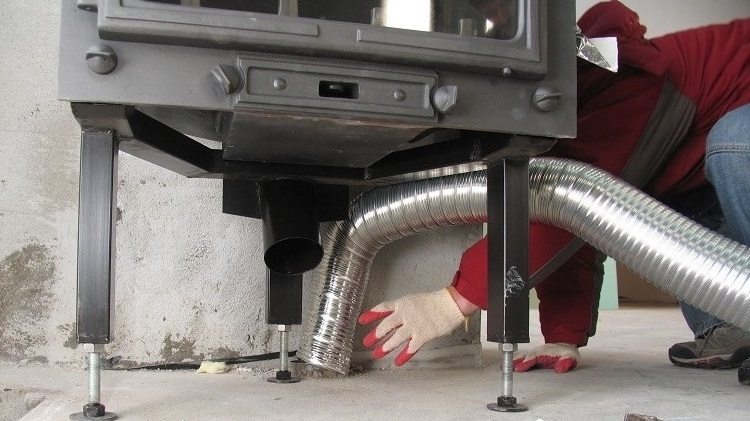 Le diamètre du tuyau de la chaudière doit correspondre à la taille du tuyau à installer. Ondulation en acier inoxydable pour cheminée