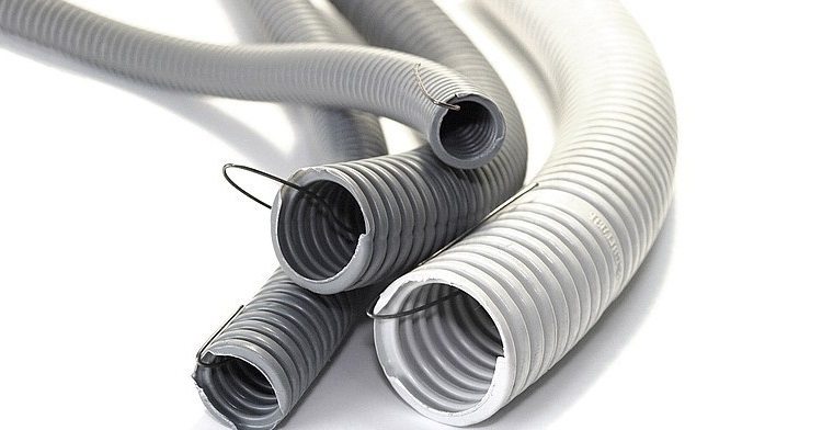 Les tuyaux équipés d'une sonde permettent de gagner du temps lors de la pose de réseaux électriques Tuyau en PVC ondulé