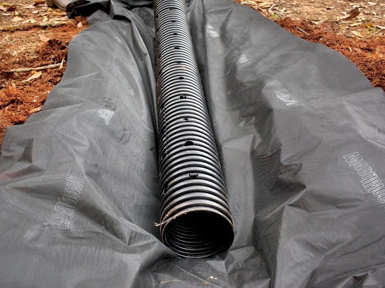 Pour un système de drainage avec une faible profondeur d'installation, le tuyau de drainage en PVC le plus léger peut être utilisé. Tuyau en PVC ondulé