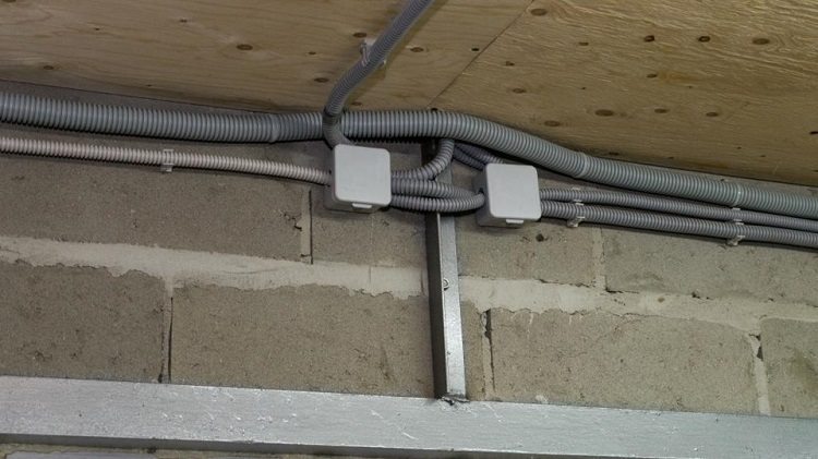 Pour l'installation de réseaux électriques à l'intérieur, des tuyaux en PVC peuvent être utilisés Tuyau en PVC ondulé