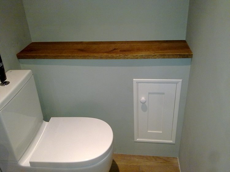 Fermer les tuyaux avec un faux mur, il est nécessaire d'y aménager une porte pour accéder aux communications Comment cacher les tuyaux d'égout dans une salle de bain