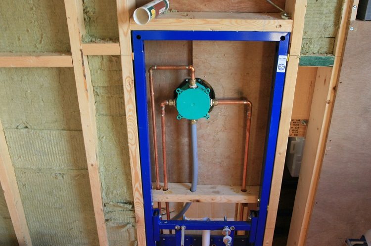 Pour fixer les panneaux décoratifs, vous devez monter la caisse Comment cacher les tuyaux d'égout dans une salle de bain