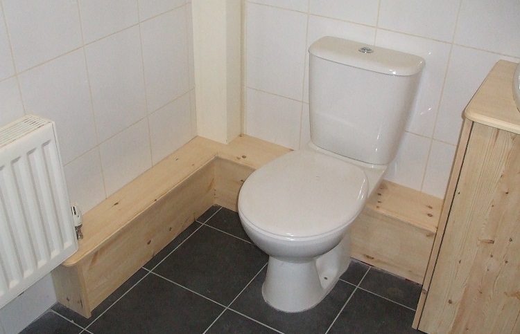 Au lieu d'un faux mur entier, vous pouvez construire une petite boîte de bois ou de cloison sèche Comment cacher les tuyaux d'égout dans une salle de bain