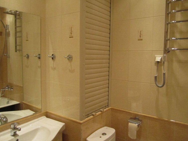 Si la zone le permet, vous pouvez aménager une armoire pour tuyaux avec portes coulissantes ou volets Comment cacher les tuyaux d'égout dans une salle de bain