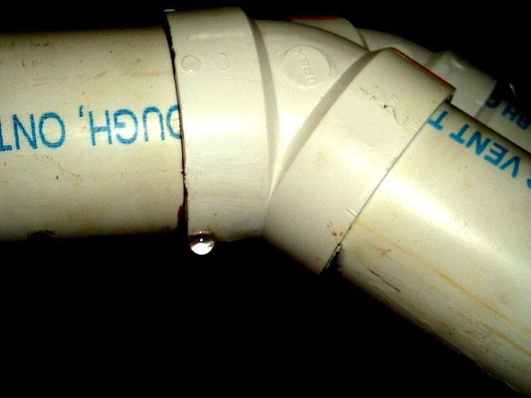 L'apparition d'humidité sur les tuyaux peut indiquer une dépressurisation du système comment éliminer une fuite dans un tuyau en plastique